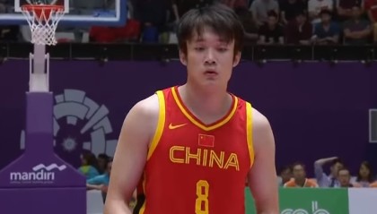 丁彦雨航：现在有更多年轻人在努力拼搏 相信中国男篮会越来越好